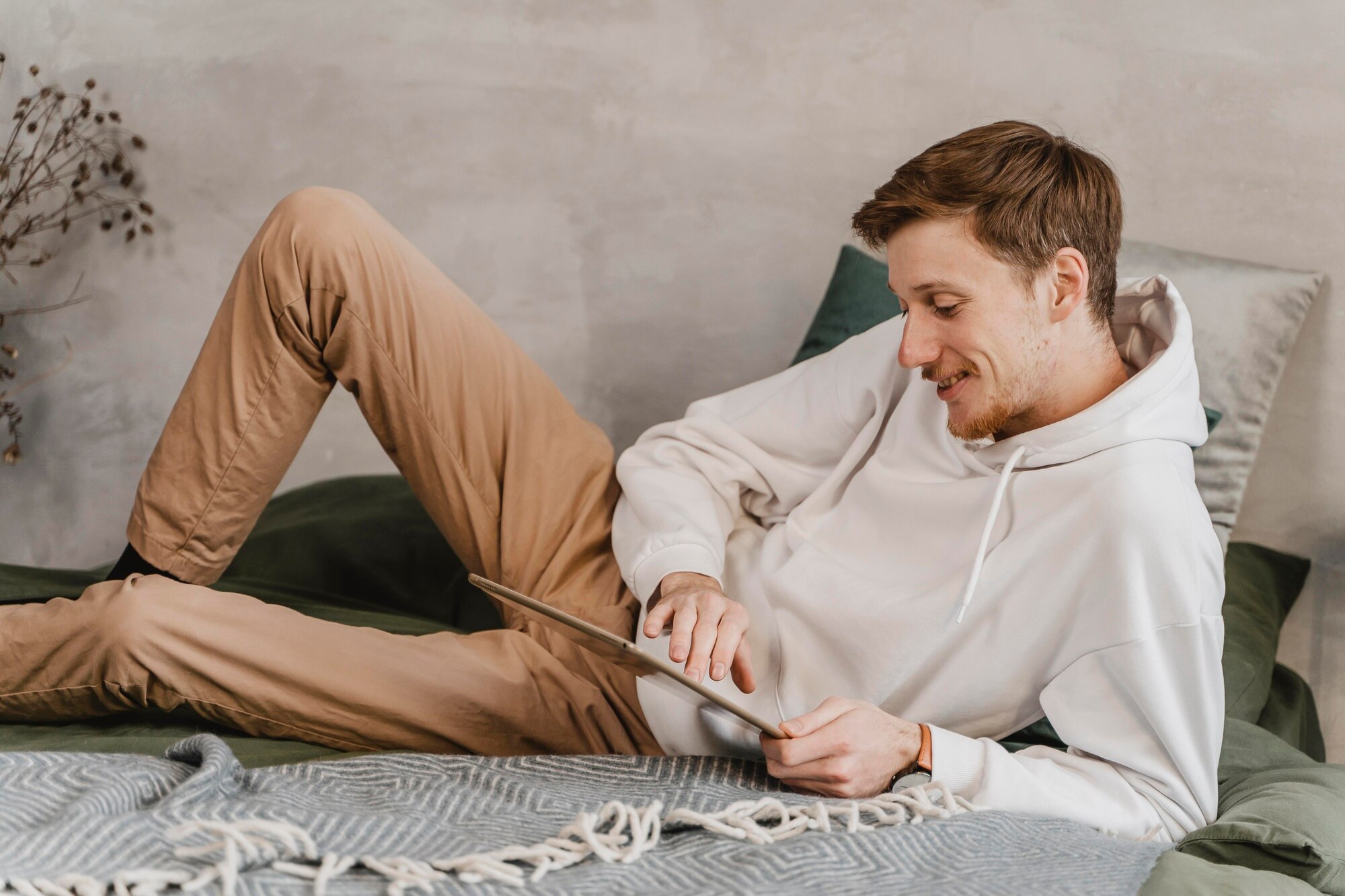 Mesa con alimentación saludable y equilibrada rica en vegetales y proteínas